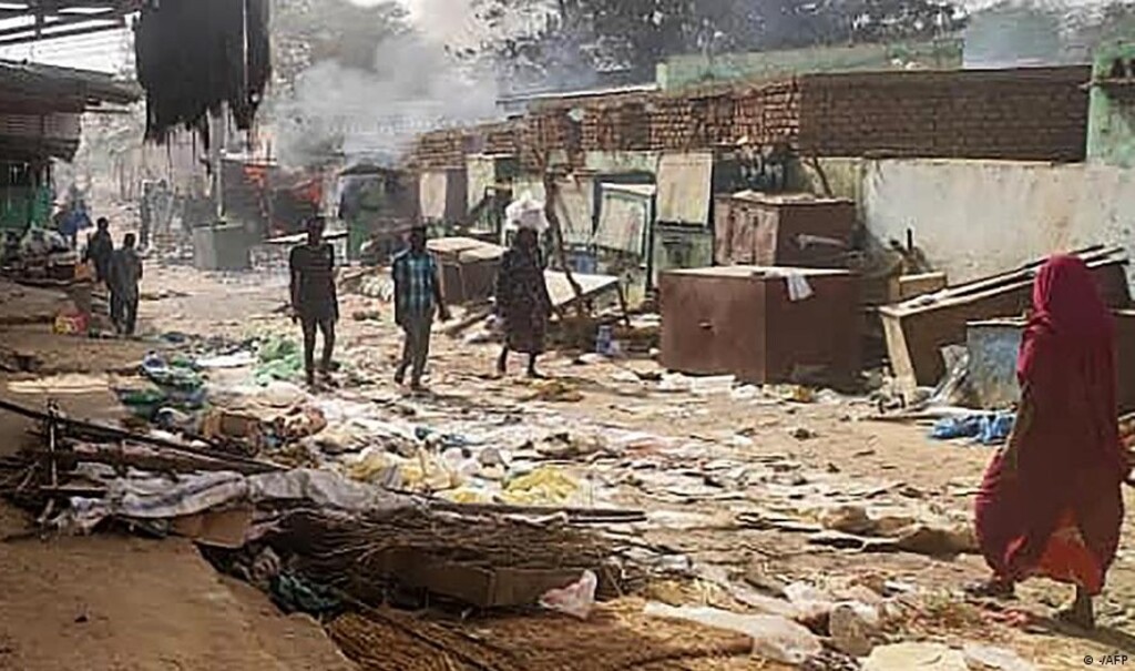 سوق مدمر في منطقة الجنينة في غرب دارفور - السودان.Verwüsteter Markt in El Geneina, West Darfur; Foto: -/AFP