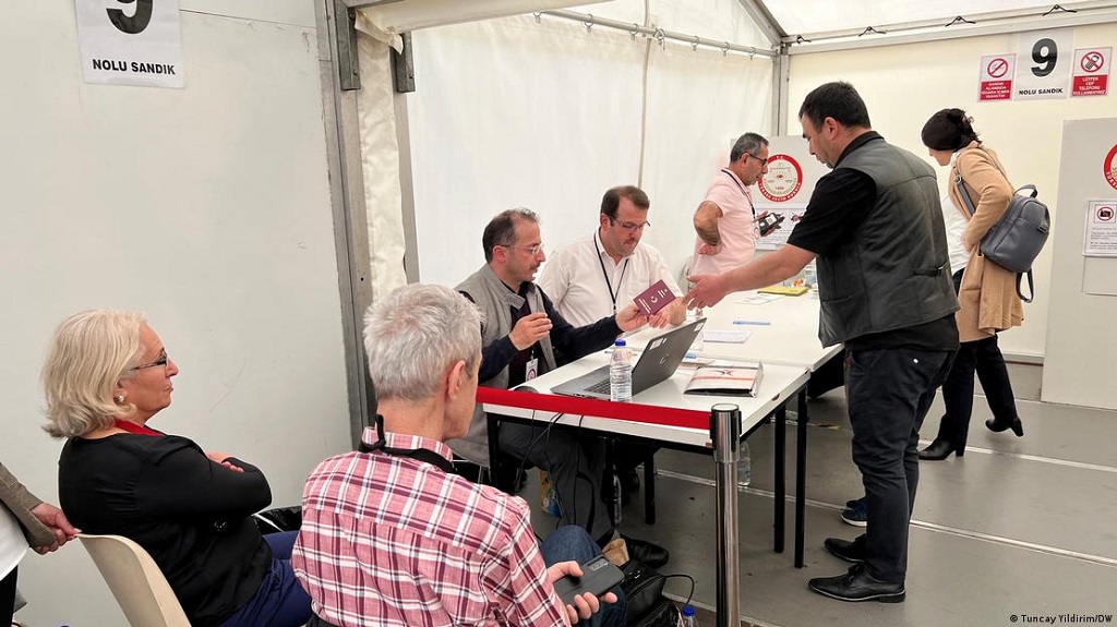 Polling station on the grounds of the Turkish Consulate General in Cologne (image: Tuncay Yildirim/DW)