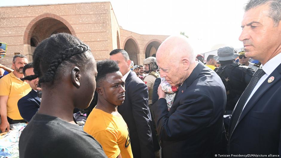 Der tunesische Präsident Kais Saied in der Hafenstadt Sfax, wo tausende von Migranten aus Subsahara-Afrika auf die Überfahrt nach Europa warten (Foto: Tunisian Presidency/ZUMA/picture alliance)