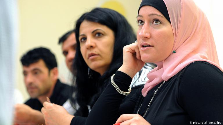 امرأة بحجاب وأخرى بلا حجاب. Frauen mit und ohne Kopftuch; Foto: dpa/picture-alliance