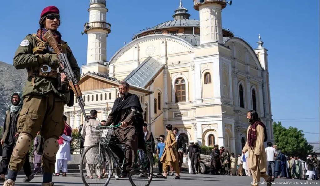 Taliban fighters on patrol (image; Ebrahim Noroozi/AP/picture alliance)