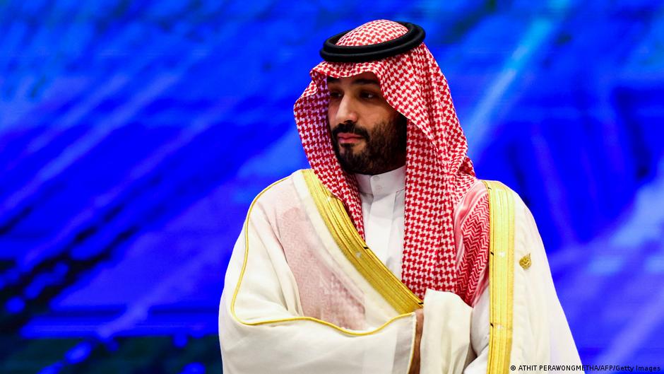  ولي العهد السعودي رئيس الوزراء محمد بن سلمان يقدم نفسه كسفير إقليمي كذلك فيما يتعلق بسوريا. Saudi Arabian Crown Prince and Prime Minister Mohammed bin Salman has been presenting himself as a regional ambassador, also with regard to Syria (image: AMER HILABI/POOL/AFP via Getty Images)