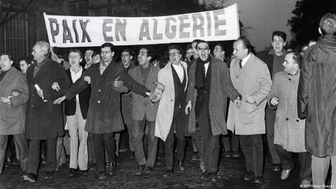 العلاقات بين فرنسا والجزائة مضطربة بسبب أعباء التاريخ. France's history with Algeria is particularly fraught (image: AFP/Getty Images) في مطلع العام الجاري، قال ماكرون إنه لن يطلب "الصفح" من الجزائريين عن استعمار فرنسا لبلدهم