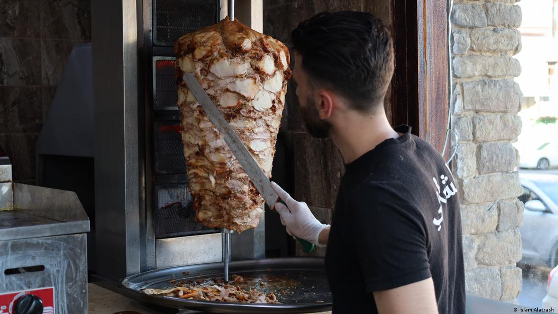 مجدي وجد عملاً في مطعم شاورما في ليبيا.  Majdi hat Arbeit in einem Kebab-Restaurant gefunden; Foto: Islam Alatrash 