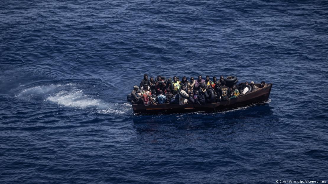 رغم المخاطر يجرؤ مهاجرون على عبور البحر الأبيض المتوسط. Migranten wagen trotz der Risiken die Fahrt übers die Mittelmeer; Bild: Oliver Weiken/dpa/picture alliance