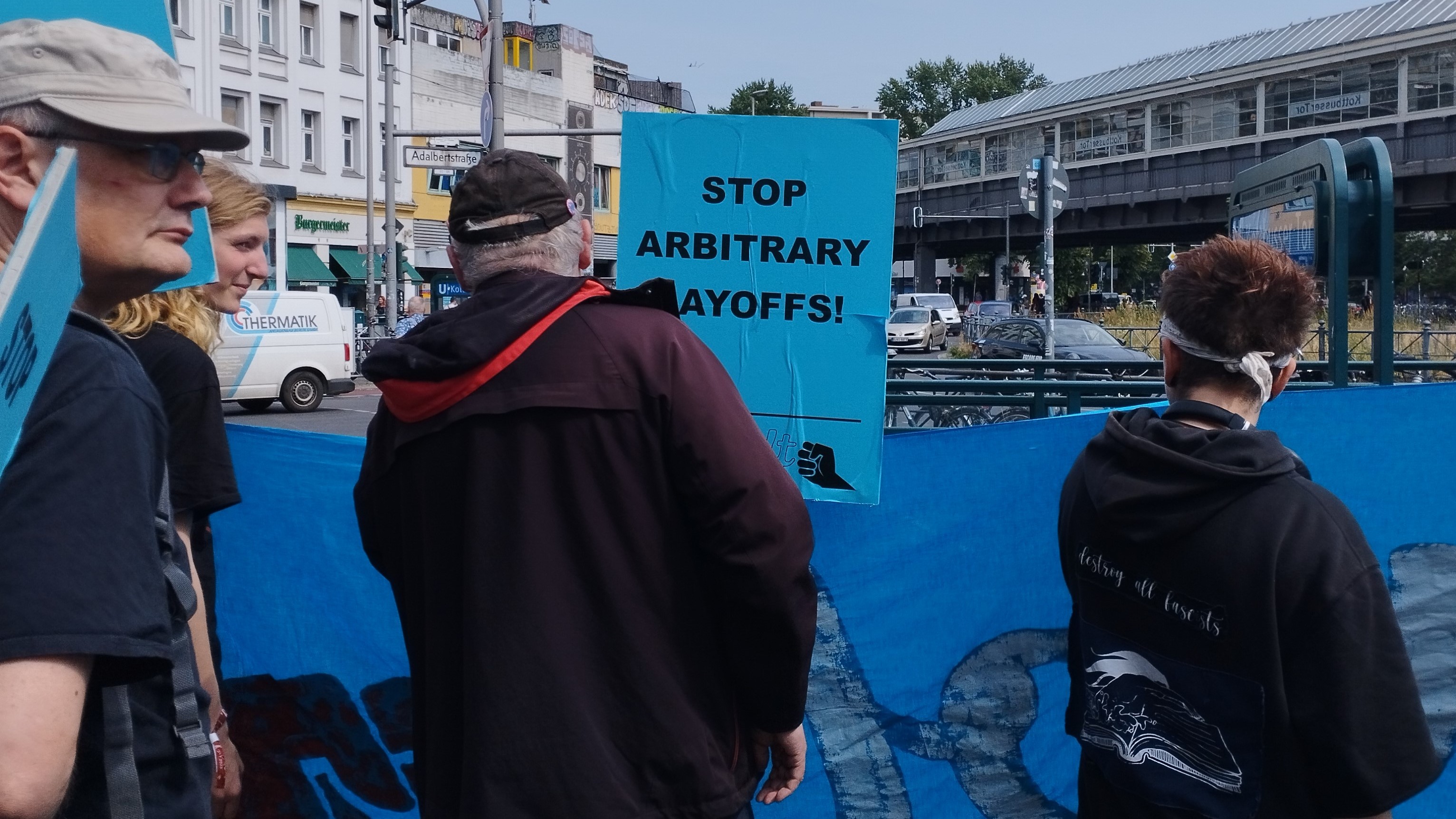 احتجاج عمال توصيل مهاجرين على حرمانهم من أجورهم في برلين – ألمانيا.  ReWolt demonstrators in Berlin in June 2023 (image: Minerwa Tahir)