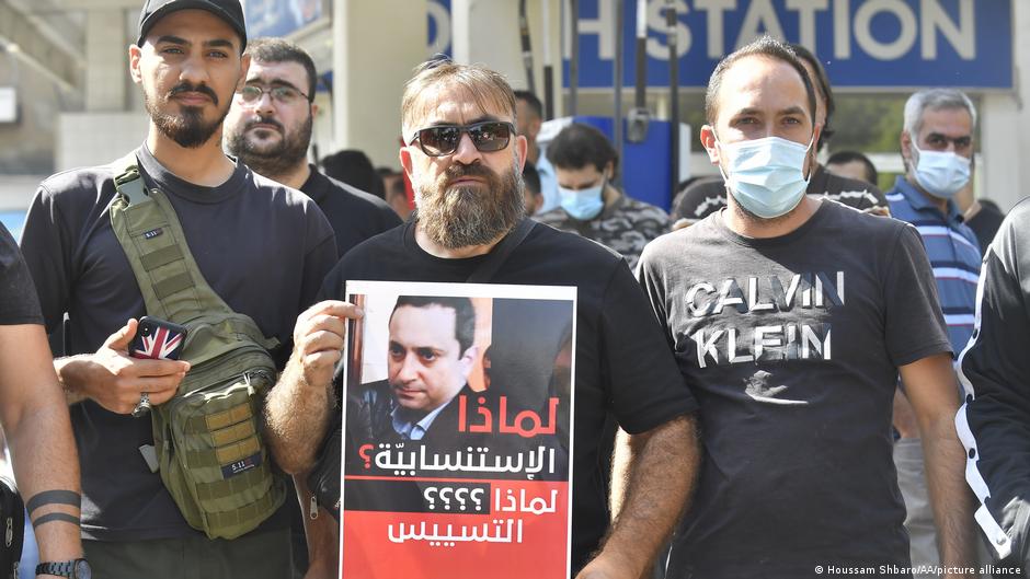 أنصار حزب الله وحركة أمل في لبنان يحتجون على القاضي طارق بيطار عام 2021. Supporters of Hezbollah and the Amal Movement in Lebanon protest against Bitar in 2021 (image: Houssam Shbaro/AA/picture alliance) 