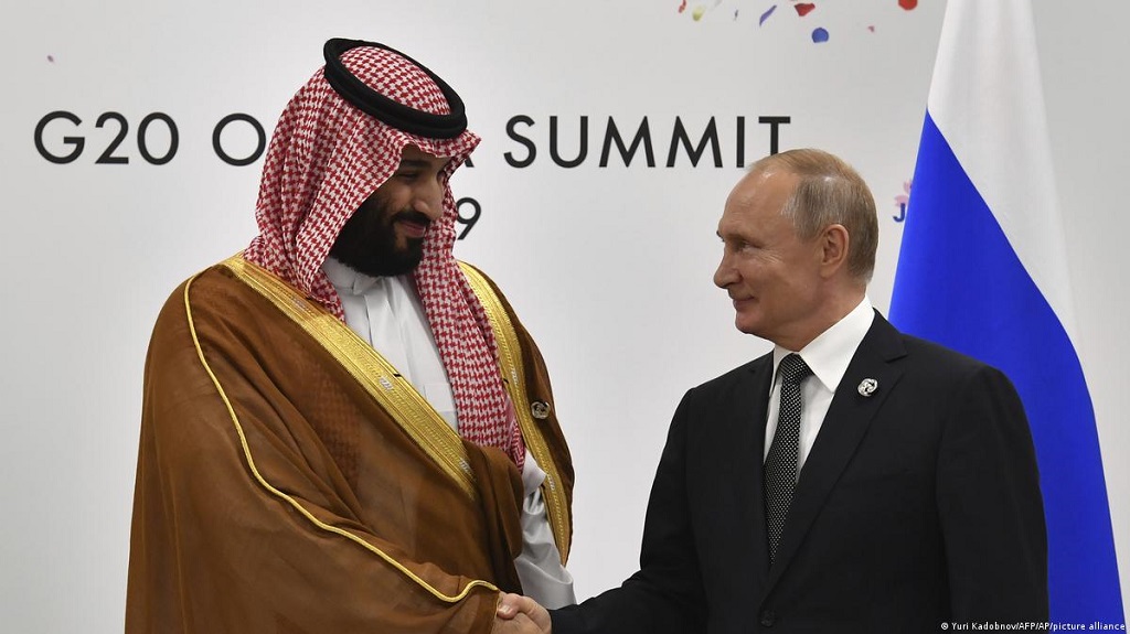 ولي العهد السعودي محمد بن سلمان مع الرئيس الروسي فلاديمير بوتين. Saudi-Arabiens Kronprinz Mohammed bin Salman mit Russlands Wladimir Putin: Foto: Juri Kadobnov/AFP/AP/picture-alliance