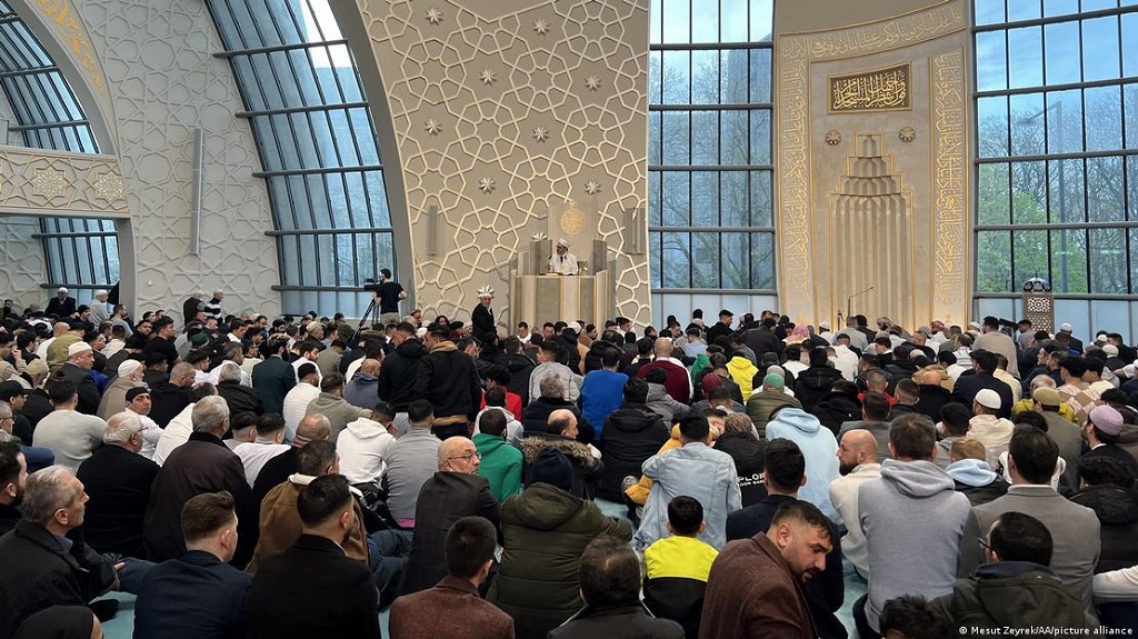 Gebet in der Kölner Zentralmoschee; Foto: Mesut Zeyrek/AA/picture alliance 