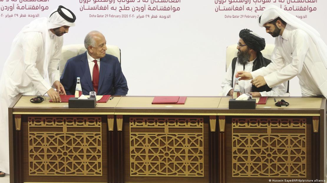 Doha: Zalmay Khalilzad (2.v.l), US-Sondergesandter für Aussöhnung in Afghanistan, und Mullah Abdul Ghani Baradar (2.v.r), Leiter des politischen Büros der Taliban, unterzeichneten am 29.2.2020 ein Abkommen, das Frieden für Afghanistan bringen sollte.