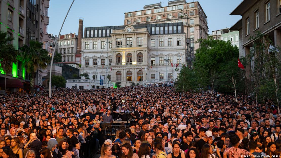 صورة للجمهور في حفل للموسيقية التركية ملك موسو. Zuschauer auf einem Konzert der Musikerin Melek Mosso; Foto: Yasin Akgul/AFP/Getty Image 