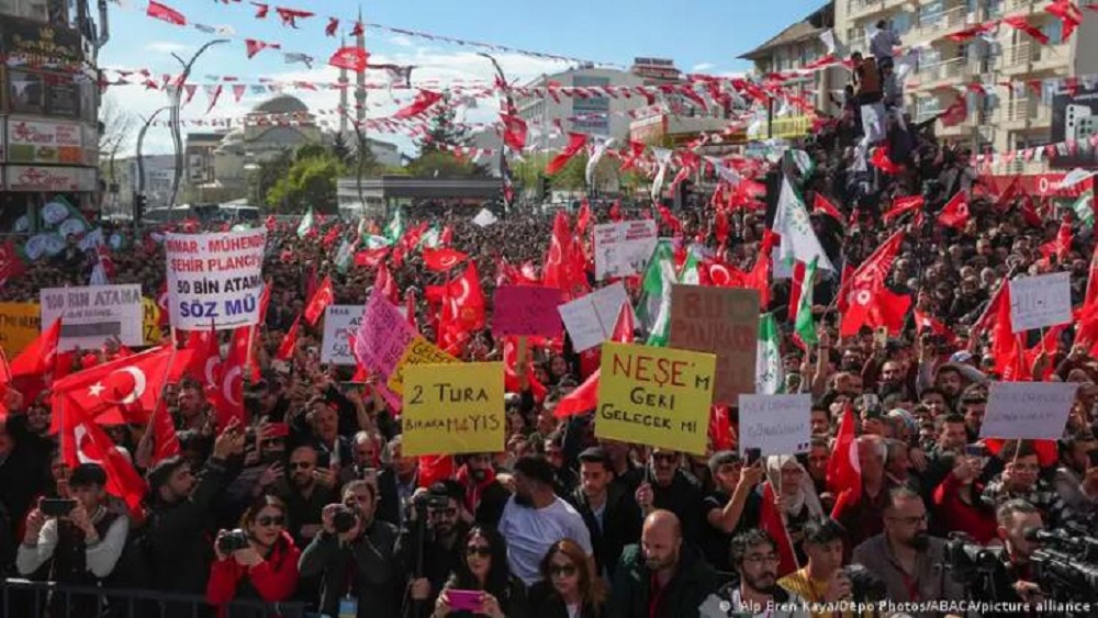 Anhänger Kilicdaroglus bei einer Kundgebung im Vorfeld der Präsidentschaftswahlen 2023 (Foto: ABACA/picture-alliance)