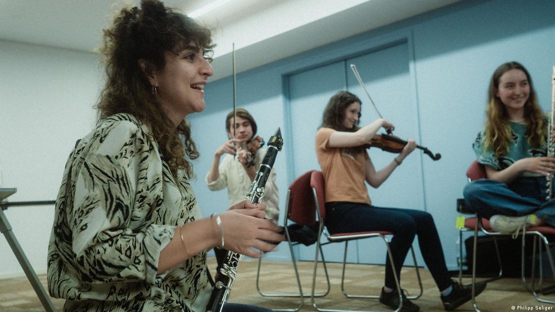 Musicians from Iran, Afghanistan and Germany improvise during rehearsals in Braga (image: Madmo Springer)