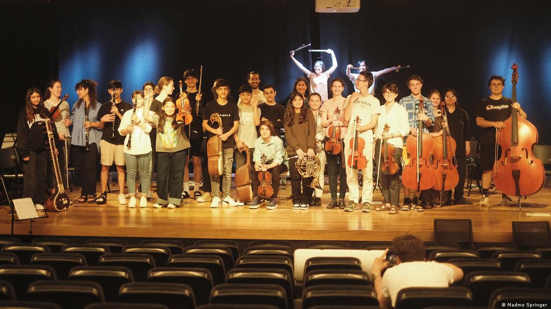 Musicians from Iran, Afghanistan and Germany improvise during rehearsals in Braga (image: Madmo Springer)