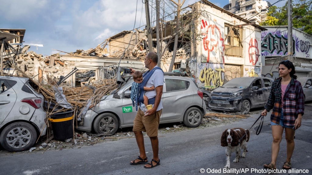 Ein Mitarbeiter der Deutschen Welle war in Tel Aviv, als Israel von Terroristen der Hamas angegriffen wurde. Er erlebte, wie das Selbstvertrauen der Stadt zutiefst erschüttert wurde.