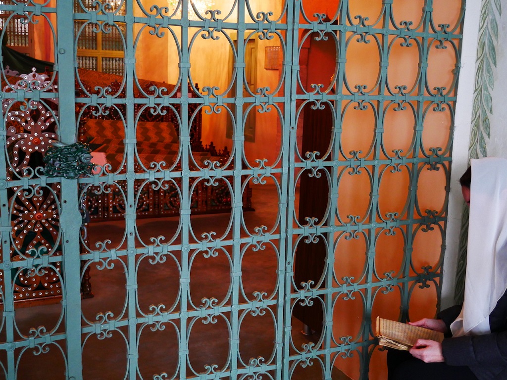 Reading at a Sufi shrine (image: Marian Brehmer)