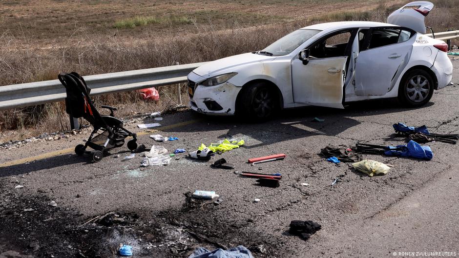 Persönliche Gegenstände und ein Buggy neben einem Auto nach dem Massaker der Hamas (Foto: Ronen Zvulun/Reuters)