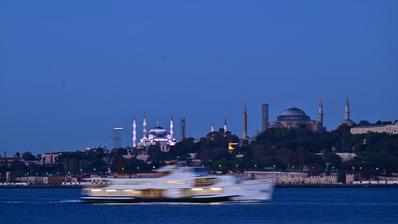 Ein Blick auf die Hagia Sophia und die Blaue Moschee, zwei ikonische Wahrzeichen, die nebeneinander in Istanbul, Türkei, thronen.