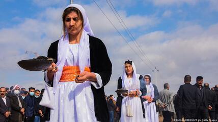 صورة من: ZAID AL-OBEIDI/AFP via Getty Images - جنازة جماعية لضحايا داعش بالقرب من سنجار في شمال العراق. Women burn incense in a procession during a mass funeral for Yazidi victims of Islamic State (IS) in the northern Iraqi village of Kojo in Sinjar district