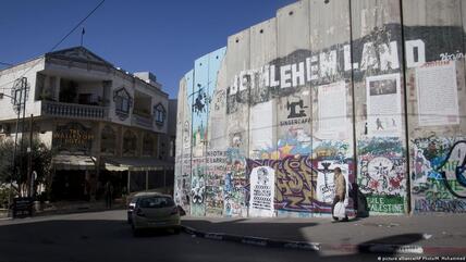 Window with a view – the hotel is located right next to the Israeli "barrier"