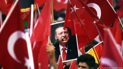 Anhänger des türkischen Präsident Recep Tayyip Erdogan halten türkische Fahnen und sein Bild.