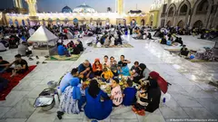 صورة من: Murtadha Al-Sudani/AA/picture alliance - إفطار جماعي في بغداد - العراق. Muslims break their daily fast during Ramadan at a mosque complex in Baghdad