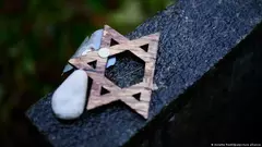 A damaged Star of David on a gravestone in Berlin (symbolic image)