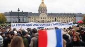 مظاهرة حاشدة في باريس ضد تزايد جرائم معاداة السامية. صورة من: Claudia Greco/REUTERS Thousands of people stand in a public square. Someone holds up a French flag and in the background, people hold a banner saying: "The Republic united against anti-Semitism"