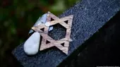 A damaged Star of David on a gravestone in Berlin (symbolic image)