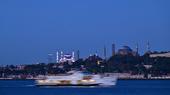 Ein Blick auf die Hagia Sophia und die Blaue Moschee, zwei ikonische Wahrzeichen, die nebeneinander in Istanbul, Türkei, thronen.