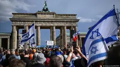 People attend the rally "Against terror and antisemitism! Solidarity with Israel" organised by Germany's Central Council of Jews, political parties, unions and civil society, at Brandenburg Gate, Berlin, 22 October 2023