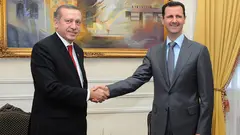 Der syrische Präsident Baschar al-Assad (R) empfängt den damaligen türkischen Premierminister Recep Tayyip Erdogan (L) zu einem Treffen in Aleppo, Nordsyrien, am 06. Februar 2011.