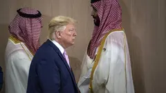 US-Präsident Donald Trump und der saudische Kronprinz Mohammed bin Salman treffen zu einem Treffen zum Thema „Weltwirtschaft“ auf dem G20-Gipfel in Osaka, Japan, ein. 